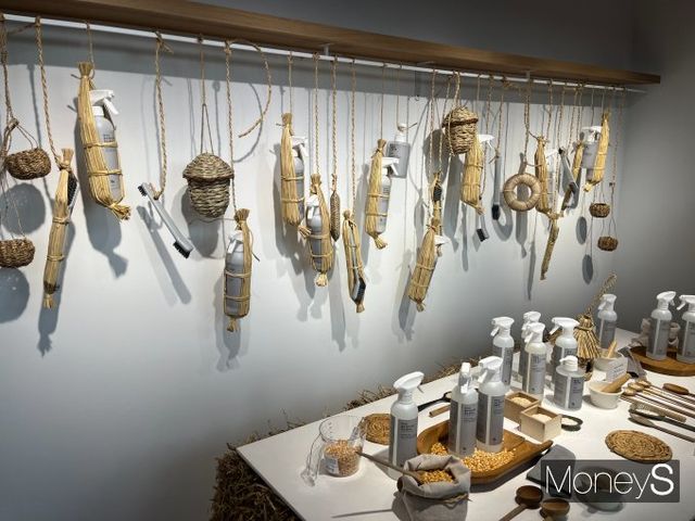 자주는 내년 브랜드 론칭 25주년을 맞아 한국적인 요소를 많이 활용한 현대적인 제품들을 내놓는다. 11일 오전 서울 종로구 자주앳홈 SS 2025 양옥 건물에 진열된 원료의 방 제품들. /사진=김서현 기자