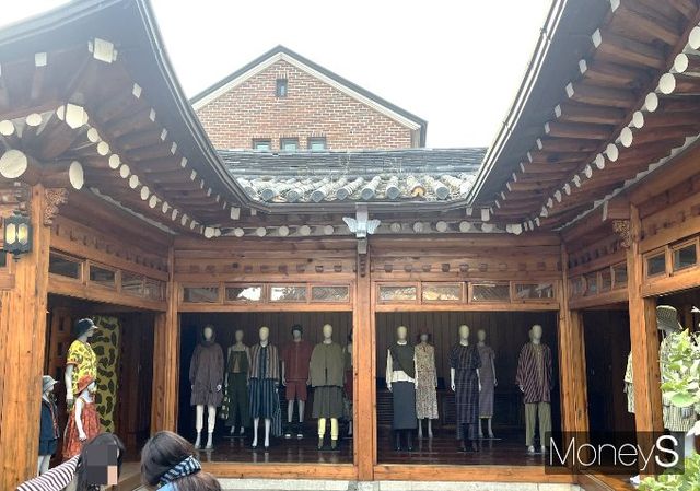 신세계인터내셔날이 운영하는 자주가 리브랜딩에 나선다. 이를 기념해 서울 종로구 가회동에서 '자주앳홈 SS2025' 전시를 진행한다. 11일 한옥 공간에 자주앳홈 SS2025 패션 상품이 진열돼 있다. /사진=김서현 기자