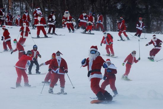 지난 2021년 12월 5일(현지시각) 미국 메인 주 베델의 선데이 리버 스키 리조트에서 산타클로스 복장을 한 스키어들이 자선 산타 선데이 이벤트 모습. /사진=로이터