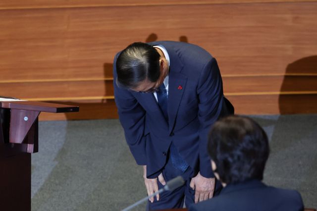 11일 한덕수 국무총리가 12·3 비상계엄 사태와 관련해 국민에게 네 차례 허리숙여 사과했다./사진=뉴시스