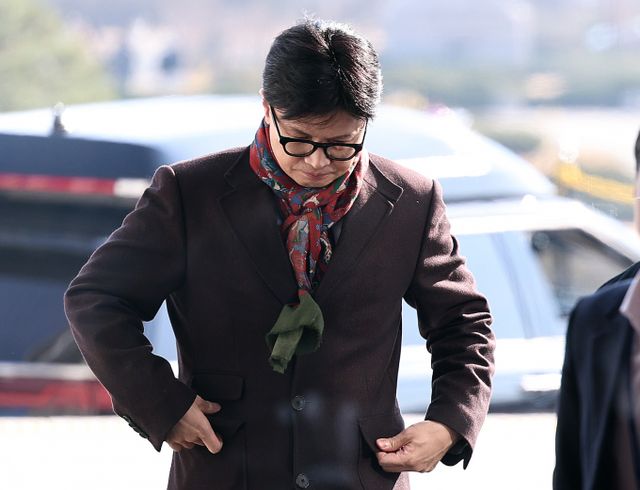 윤석열 대통령이 자진 사퇴 의사가 없음을 한동훈 국민의힘 대표에게 전달한 것으로 보인다. 사진은 한 대표가 11일 서울 여의도 국회 본청에 들어서는 모습. /사진=뉴스1