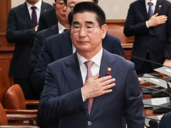 검찰이 김용현 전 국방부 장관에 대해 구속 후 처음으로 소환조사했다. 사진은 김용현 국방부 장관이 지난 3일 서울 종로구 정부서울청사에서 열린 국무회의에 참석해 국민의례를 하는 모습. /사진=뉴스1