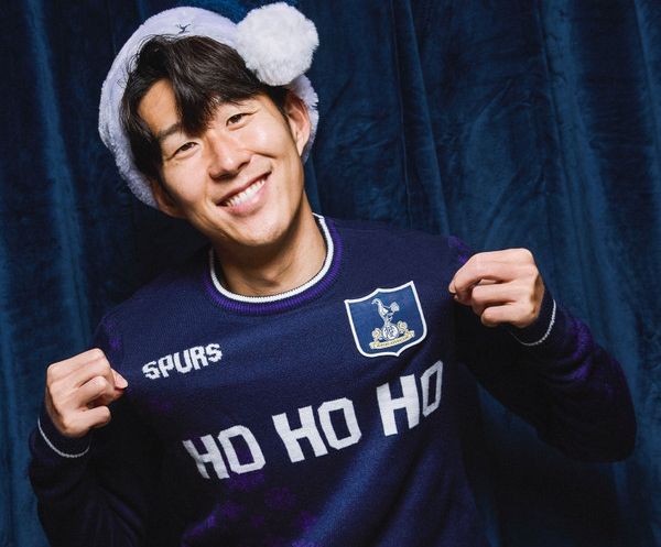 손흥민이 토트넘 홋스퍼와 3년 재계약할 것이라는 주장이 나왔다. 사진은 토트넘 레트로 1994 어웨이 크리스마스 점퍼를 홍보하는 손흥민의 모습. /사진=토트넘 홋스퍼 SNS 캡처