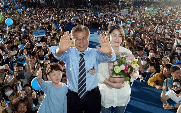 문재인 전 대통령이 12.3 비상계엄 사태를 일으킨 윤석열 대통령을 향해 "탄핵은 피할 수 없는 길"이라고 밝혔다. 사진은 2017년 제19대 대통령 선거 유세 중인 문 전 대통령의 모습. /사진=뉴시스