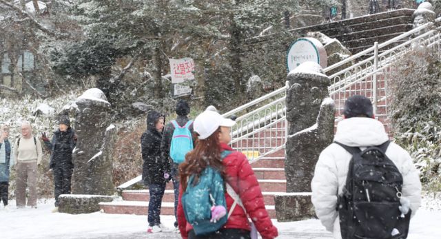 한동안 중단됐던 제주-중국 직항 노선이 속속 재개되면서 제주 여행업계에 기대감이 고조되고 있다. 한중 관계 훈풍과 함께 비수기인 겨울에도 양국간 여행 교류가 활발해질 전망이다. 제주 한라산국립공원 1100고지휴게소에서 외국인 관광객들이 설경을 즐기고 있다. /사진=뉴스1