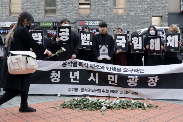 2030 청년들이 국민의힘을 규탄하며 장례식 퍼포먼스를 진행했다. 사진은 윤석열퇴진을위해행동하는청년들이 11일 서울 여의도 국민의힘 당사 앞에서 국민의힘을 규탄하는 장례식 퍼포먼스를 하고 있는 모습. /사진=뉴시스