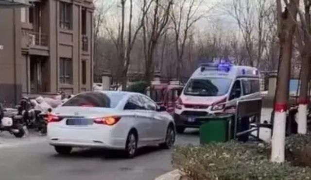 응급환자가 탄 구급차를 정면으로 막아선 차량 때문에 이송 중이던 환자가 사망하는 일이 벌어졌다. /사진=신민 이브닝 뉴스