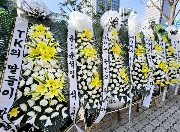 보수 집결지에서도 시민들의 분노가 이어졌다. 사진은 11일 오후 대구 수성구 범어동 국민의힘 대구시당 당사 앞 인도에 국민의힘 국회의원을 규탄하는 근조 화환 20여 개가 놓인 모습. /사진=뉴스1