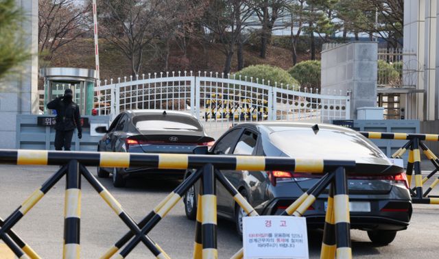검찰이 육군특수전사령부에 대한 강제수사를 벌이고 있다. 사진은 기사의 이해를 돕기 위한 '12·3 비상계엄' 사태를 수사 중인 검찰 비상계엄 특별수사본부가 국군 방첩사령부를 압수수색 중인 것으로 알려진 9일 오후 경기 과천에 위치한 방첩사령부로 차량이 드나들고 있는 모습. /사진=뉴스1