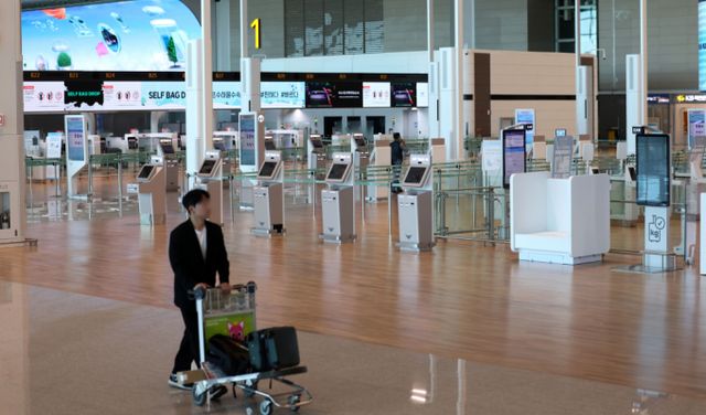 탄핵 정국으로 불안이 확산하면서 여행 상품 문의는 줄고 기존 예약 상품 취소는 늘어나는 것으로 나타났다. 패키지 여행에서는 환율 상승으로 인해 추가금이 발생해 소비자 불만도 커지고 있다. /사진=뉴시스