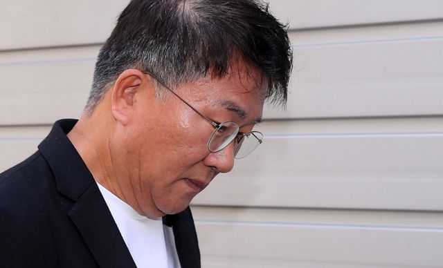 배우 선우은숙의 친언니가 매부였던 방송인 유영재의 강제추행 혐의에 대해 직접 증언했다. 선우은숙의 친언니를 강제 추행한 혐의로 재판에 넘겨진 아나운서 출신 유영재가 첫 공판 기일에 출석하고 있는 모습./사진=스타뉴스