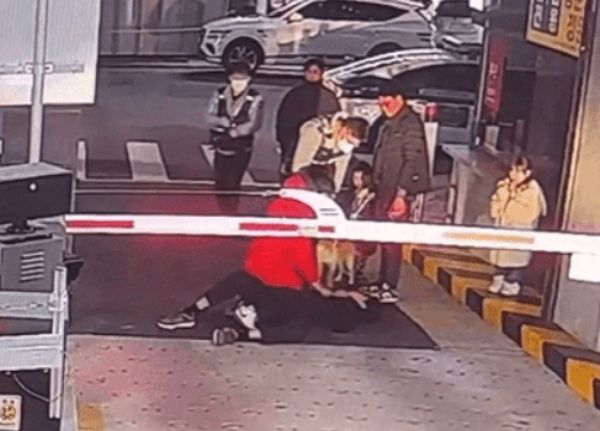 중고 거래하려던 남성이 위험천만한 상황을 겪었다고 토로했다. 사진은 구매자를 놓치지 않으려 상대를 강하게 끌어안고 있는 남성의 모습. /사진=보배드림 캡처