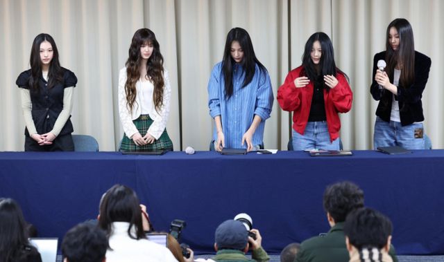 걸그룹 '뉴진스'의 매니저가 어도어의 김주영 대표를 직장 내 괴롭힘으로 고발한 가운데 어도어는 해당 매니저가 해사 행위를 했다며 법적 조치를 예고했다. 걸그룹 뉴진스가 어도어와의 전속계약 해지 관련 긴급 기자회견을 하고 있는 모습./사진=뉴시스