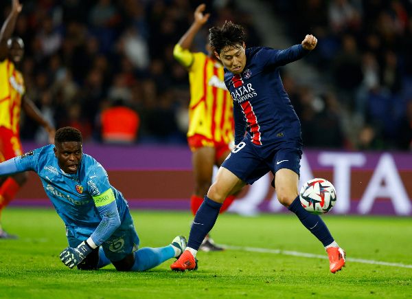 이강인이 선발 출전한 파리 생제르맹(PSG)이 잘츠부르크 원정 경기에서 승리하며 16강 진출 가능성을 키웠다. /사진=로이터