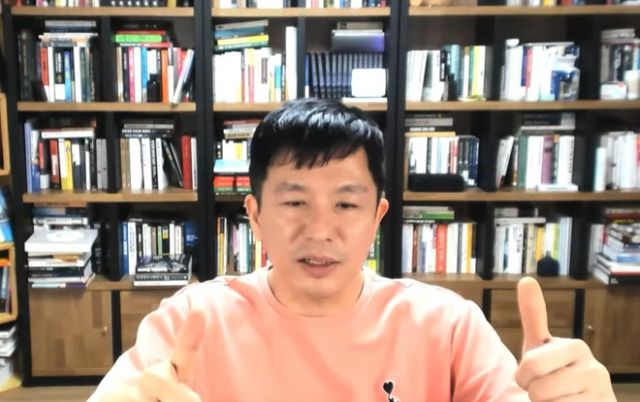 이 작가는 지난 9일 "비상계엄 잘했다"며 엄지를 여러 번 치켜세운 뒤 "대한민국 경제가 당연히 안 좋을 게 뻔하지만 그래도 잘했다"고 말했다. /사진=이지성 작가 유튜브 캡처