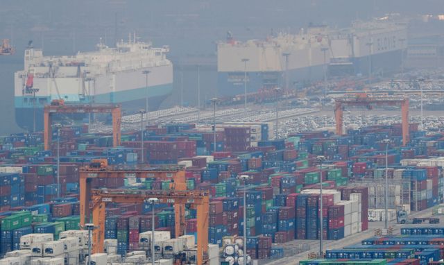 경기 평택시 포승읍 평택항 수출 야적장에 컨테이너들이 쌓여있다. / 사진=뉴스1 김영운 기자 