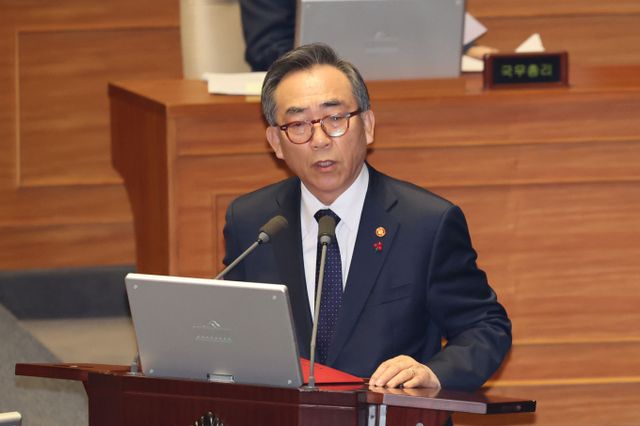 조태열 외교부 장관이 이와야 다케시 일본 외무상과 전화 통화를 통해 양국 관계 발전을 위해 노력하기로 의견을 모았다. 사진은 11일 서울 여의도 국회에서 열린 제419회국회(임시회) 제1차 본회의 윤석열 대통령 위헌적 비상계엄 선포 내란행위 관련 긴급현안질문에서 조 장관이 의원질의에 답하는 모습. /사진=뉴시스