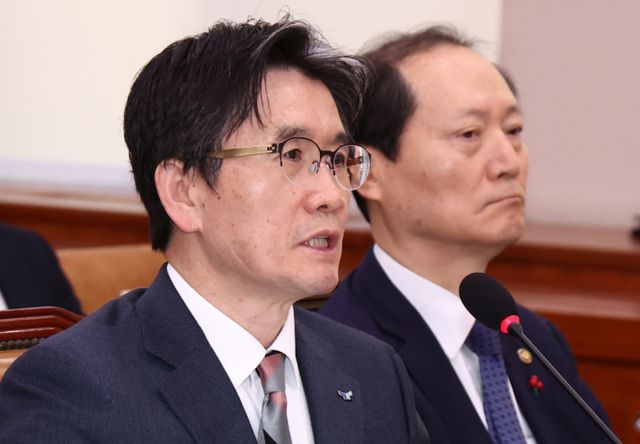 오동운 고위공직자범죄수사처장이 상황이 되면 윤석열 대통령 긴급 체포를 시도하겠다고 밝혔다. 사진은 오동운 공수처장이 11일 오전 서울 여의도 국회에서 열린 12·3 윤석열 내란 사태 관련 법제사법위원회 전체회의에서 질의에 답변하는 모습. /사진=뉴스1