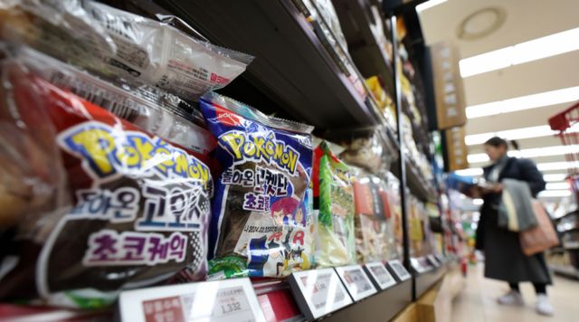 SPC삼립은 청주공장 생산라인 확장, 유통 자회사 GFS와 몬즈컴퍼니 합병으로 인한 유통 채널 확대 등을 발판으로 내년에 다시 매출 4조 클럽에 도전할 전망이다. 2022년 2월 재출시한 포켓몬빵은 지난해 약 1107억원의 매출을 기록하며 SPC삼립의 실적 상승을 이끌었다. 서울 소재 한 대형마트에서 포켓몬빵이 판매되고 있다. /사진=뉴시스