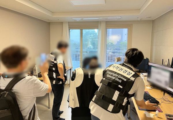 사진은 ‘아지툰’ 운영자 검거 현장의 모습./사진=문화체육관광부 제공
