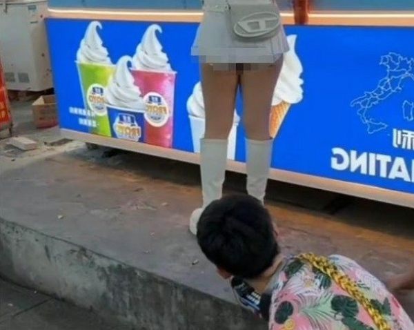 중국 한 유명 인플루언서가 무례한 행동으로 누리꾼들의 뭇매를 맞았다. 사진은 인플루언서 A씨가 여성 관광객의 엉덩이를 나무 꼬챙이로 찌르는 모습. /사진=바이두 캡처