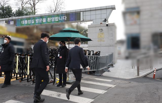 대통령실이 경찰 압수수색과 관련해 법과 이전 정부 관례에 입각해 대응했다고 전했다. 사진은 '12·3 비상계엄 사태' 를 수사중인 경찰청 국가수사본부 특별수사단이 11일 서울 용산 대통령실 청사 압수수색을 위해 들어서는 모습. /사진=뉴시스