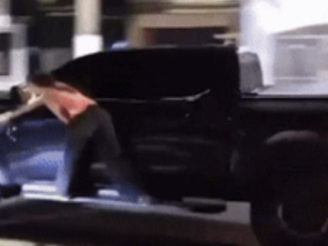 브라질의 한 유명 의사가 남편의 바람 사실을 알고 분노해 달리는 차에 매달려 가는 모습이 화제다. /사진=데일리메일