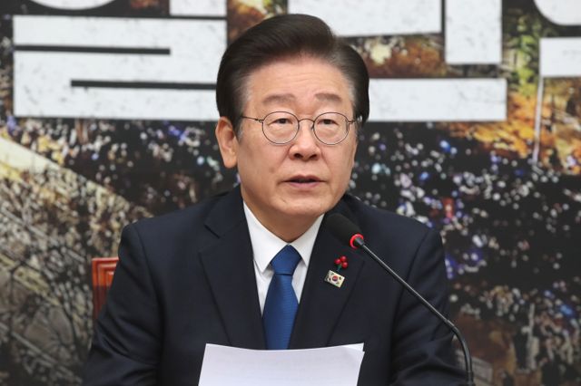 이재명 더불어민주당 대표가 경찰이 12·3 비상계엄 관련 대통령실 압수수색에 대해 대통령 직무 정지를 해야 할 사안이라고 비판했다. 사진은 이 대표가 11일 서울 여의도 국회에서 열린 비상경제점검회의에서 발언하는 모습. /사진=뉴스1