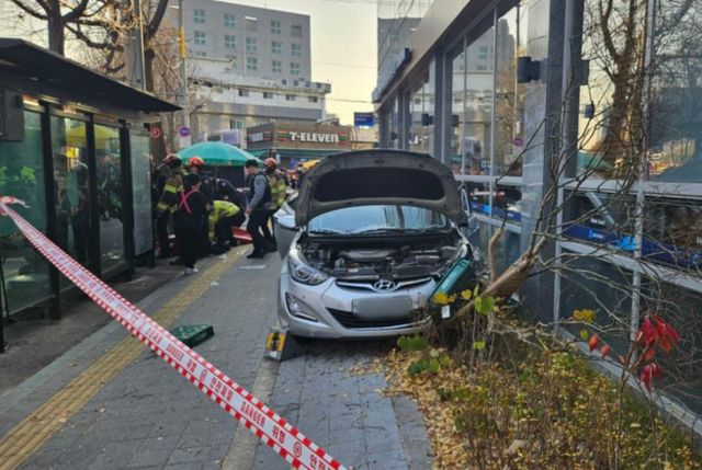 차량이 새마을금고로 돌진해 보행자 1명이 중상을 입었다. /사진=뉴시스(경기도소방재난본부 제공)