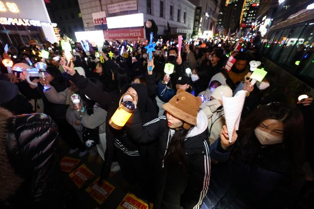 윤석열 대통령 탄핵소추안 재표결을 앞두고 집회 참가자들을 위해 재미교포들이 모금액으로 푸드트럭을 예약한 일이 전해졌다. 사진은 지난 10일 서울 여의도 국민의힘 당사 앞에 '내란수괴 윤석열 즉각 탄핵! 시민촛불집회' 참가자들이 국민의힘 해체를 요구하는 구호를 외치는 모습. /사진=뉴시스