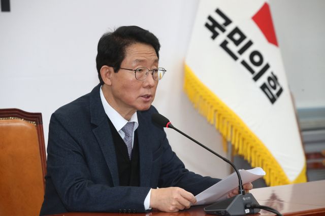 국민의힘 중진 의원들이 우원식 국회의장을 방문해 윤석열 대통령 탄핵소추안 표결을 토요일이 아닌 다른 요일에 상정해달라는 요청을 전달했다. 사진은 김상훈 국민의힘 정책위의장이 지난 10일 서울 여의도 국회에서 열린 현안 관련 기자브리핑에서 2025년 예산안에 대해 발언하는 모습. /사진=뉴스1