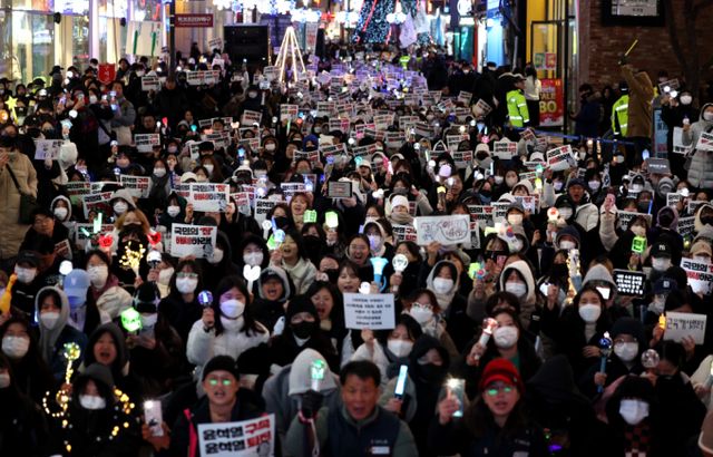 한 국립대 교수가 '기말시험을 집회 현장 과제물로 대신하겠다'고 공지해 화제가 됐다. 사진은 지난 9일 대구 중구 CGV 대구한일 앞에서 열린 윤석열 퇴진! 대구시민시국대회에서 시민들이 응원봉을 흔들며 윤석열 대통령 퇴진 구호를 외치고 있는 모습. /사진=뉴시스