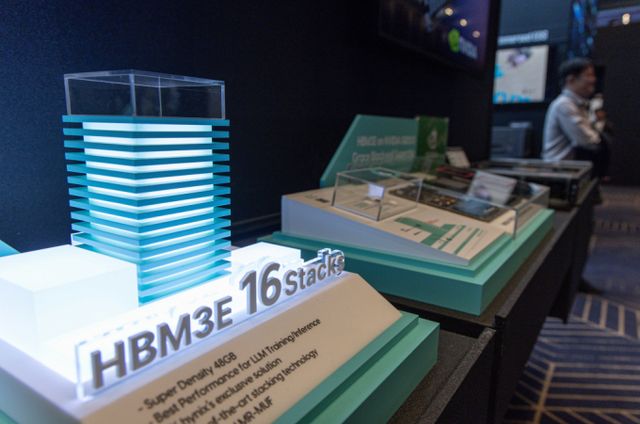 지난 11월4일 서울 강남구 코엑스에서 열린 SK AI 서밋 2024에 SK하이닉스의 고대역폭메모리 ‘HBM3E’가 전시돼 있다. / 사진=뉴스1 이재명 기자 