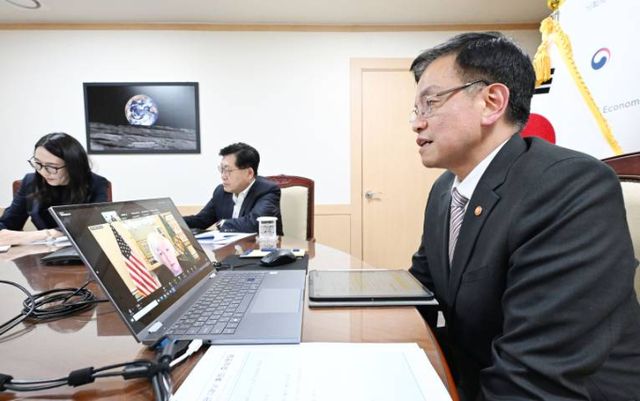 최상목 경제부총리 겸 기획재정부 장관이 지난 10일 서울 종로구 정부서울청사에서 재닛 옐런 미국 재무장관과 국내 정치상황에 대응한 경제정책 운영방향을 의제로 화상 면담을 하고 있다./사진=기획재정부