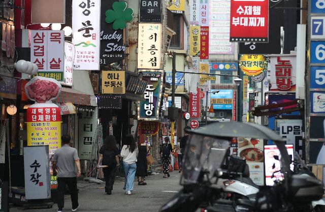 계엄사태 여파로 소상공인 10명 중 9명가량은 매출과 방문 고객 수가 감소했다. 지난 7월 서울 종로구 먹자골목에 시민들이 지나가고 있다. /사진=뉴스1