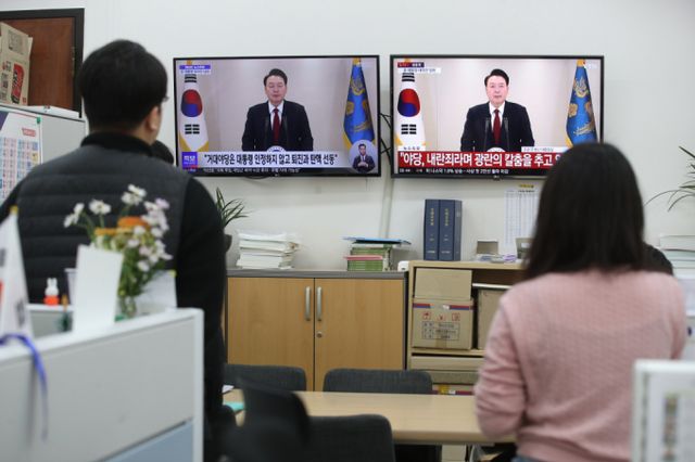 미국 국방부가 탄핵 정국으로 혼란한 한국과의 우호관계를 과시하며 북한에 도발을 금할 것을 경고했다, 사진은 12일 서울 여의도 국회에서 윤석열 대통령의 담화를 듣는 모습. /사진=뉴스1