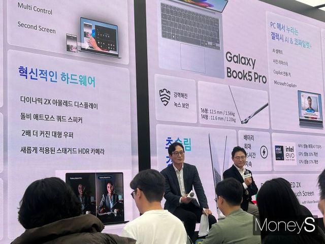 삼성전자가 인공지능(AI) PC 시장 공략을 위해 '갤럭시 북5 프로'(Pro)를 다음달 국내 출시한다. 사진은 '삼성 강남'에서 진행된 갤럭시 북5 Pro 미디어 브리핑 행사에서 질의응답 하는 이민철 삼성전자 MX사업부 갤럭시 에코 비즈 팀장 상무(왼쪽)와 백남기 인텔코리아 삼성사업총괄 부사장의 모습. /사진=김성아 기자
