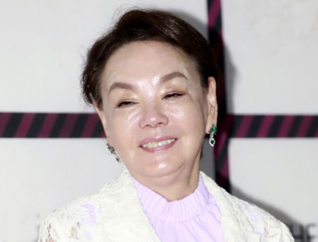 김수미의 일기가 '나는 탄원한다 나를 죽이는 모든 것들에 대하여'라는 책으로 출간된다. 사진은 배우 김수미가 지난 2020년 6월8일 서울 장충동 신라호텔에서 열린 한 행사에 참석해 포즈를 취하고 있는 모습. /사진=뉴스1