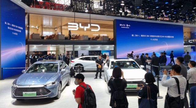 중국의 사모펀드가 공격적으로 한국 렌터카 업체 인수에 나섰다. 중국 자동차들도 한국 진출을 선언한 시기와 겹쳐 중국 자본이 한국 렌터카 시장을 통해 국내 완성차 시장 공략에 나섰다는 의견이 나온다. 사진은 지난 4월 중국 베이징 중국국제전람중심 순의관에서 열린 베이징 국제모터쇼 '오토차이나 2024'에 BYD 차량이 전시된 모습. /사진=뉴시스 