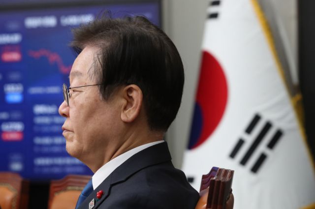 이재명 더불어민주당 대표가 윤 대통령의 대국민담화에 대해 발언했다. 사진은 지난 12일 오전 서울 여의도 국회에서 열린 최고위원회의에 참석한 이재명 더불어민주당 대표. /사진=뉴스1