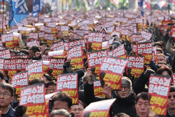 시민사회단체 역시 윤 대통령의 담화 내용과 국민의힘 의원들을 강하게 비판했다. 사진은 민주노총 조합원들이 12일 서울 중구 세종대로에서 열린 노동자 시민대회에서 구호를 외치는 모습. /사진=뉴스1