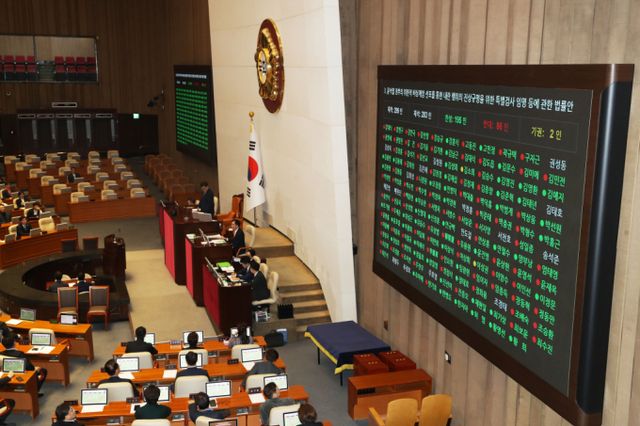 윤석열 대통령에 대한 내란행위 특별검사법이 국회 본회의를 통과했다. 사진은 12일 서울 여의도 국회에서 열린 본회의에서 윤석열 대통령에 대한 일반 특검법이 국회 본회의를 통과한 모습. /사진=뉴스1
