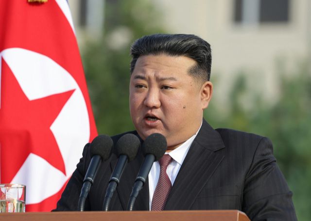 미국 정부가 북한을 테러지원국으로 지정한 것을 올해도 유지하기로 했다. 사진은 지난 10월 주체적 국방과학기술 인재 양성의 최고전당인 김정은국방종합대학을 방문하고 창립 60주년을 맞는 교직원, 학생들을 축하 격려한 김정은 노동당 총비서. /사진=뉴스1(평양 노동신문)