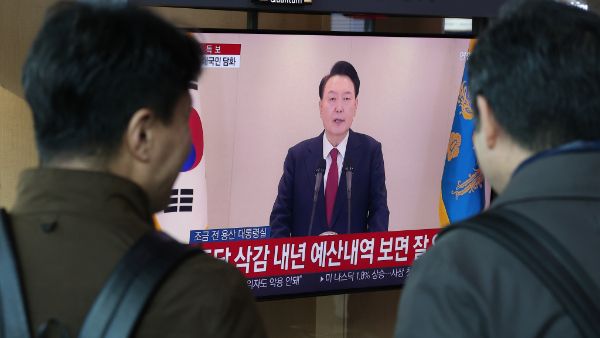 윤석열 대통령이 12일 오전 대국민 담화를 통해 계엄 선포의 정당성에 대해 설명한 가운데 각종 온라인 커뮤니티에서도 각종 반응들이 나왔다. 사진은 이날 서울 중구 서울역 대합실에서 시민들이 윤 대통령 대국민 담화를 시청하고 있는 모습. /사진=뉴스1