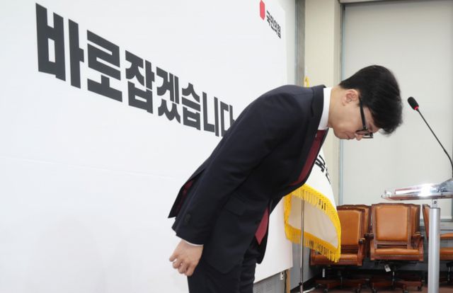 윤석열 대통령이 한동훈 대표가 주장한 제명·출당 소식을 듣고 자진 탈당은 없다고 못을 박았다. 사진은 12일 서울 여의도 국회에서 열린 기자회견에 참석한 한동훈 국민의힘 대표의 모습. /사진=뉴시스