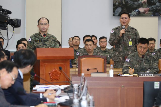 검찰이 수도방위사령부에 대한 압수수색을 진행 중이다. 사진은 지난 10일 서울 여의도 국회에서 열린 국방위원회에 출석해 단상 앞에 선 이진우 수도방위사령관(왼쪽)과 마이크를 쥔 채 대답 중인 곽종근 전 특수전사령관의 모습. /사진=뉴스1