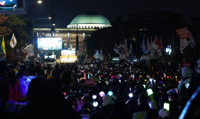 윤석열 대통령 탄핵소추안이 보고되는 오는 13일부터 표결이 진행되는 14일까지 국회 출입이 전면 제한된다. 사진은 지난 11일 서울 여의도 국회의사당 앞에서 열린 윤 대통령 탄핵 촉구 촛불 집회에서 참가자들이 구호를 외치는 모습. /사진=뉴시스