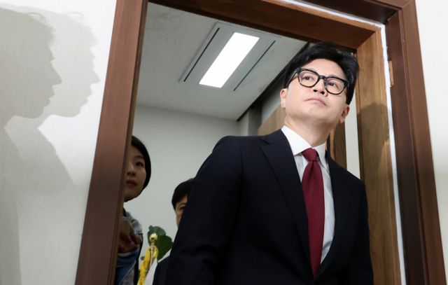 한동훈 국민의힘 대표가 윤석열 대통령에 대한 제명·출당을 논의하기 위해 심야 윤리위원회를 소집했다. 사진은 12일 서울 여의도 국회에서 진행된 기자회견에 나선 한 대표의 모습. /사진=뉴시스