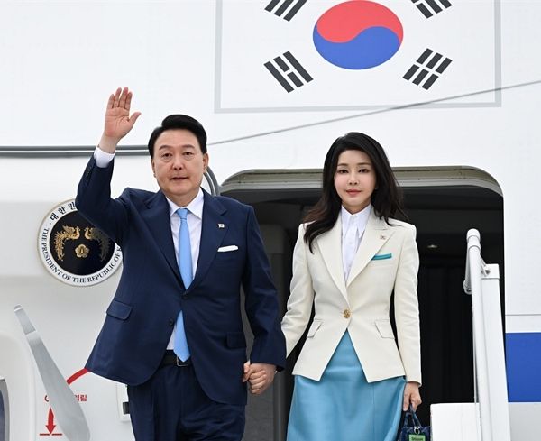 네번째 '김건희 여사 특검법'이 국회 본회의를 통과했다. 사진은 2023년 6월19일 윤석열 대통령과 김건희 여사가 프랑스 파리 오를리 공항에 도착해 공군 1호기에서 내리는 모습. /사진=뉴스1