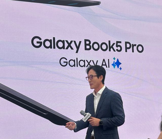 삼성전자가 자체 인공지능(AI) '갤럭시 AI'와 마이크로소프트(MS)의 AI 모델 '코파일럿+'를 함께 탑재한 '갤럭시 북5 프로'(Pro)를 다음달 국내 출시한다. 사진은 이민철 삼성전자 MX 사업부 상무가 행사를 진행하는 모습. /사진=김성아 기자